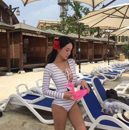 Dù con đường nghệ thuật luôn mở rộng nhưng A Yoon kiên trì với ngành Y của mình. Mặc dù lịch làm việc rất bận rộn nhưng cô nàng bác sĩ này luôn thu xếp thời gian để học bài, làm bài tập đầy đủ.