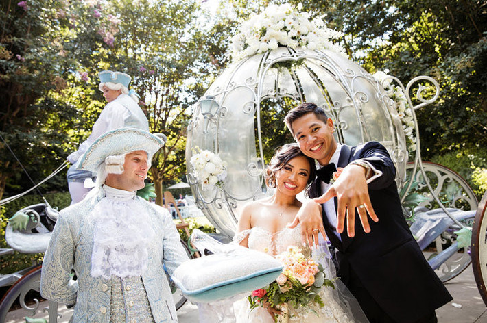Để biến chuyện tình của mình đẹp chẳng kém cạnh trong những câu chuyện cổ tích, Sarah và Gilbert đã chọn công viên Disneyland làm địa điểm thực hiện khoảnh khắc hạnh phúc nhất của cuộc đời.