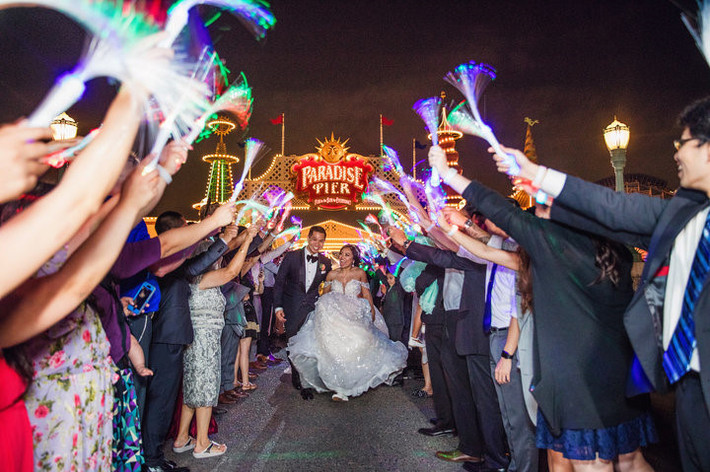 Không chỉ có chọn Disneyland làm nơi chụp ảnh cưới, cặp đôi Sara và Gilbert còn quyết định chọn luôn công viên cổ tích trên làm địa điểm tổ chức lễ cưới độc đáo của mình.