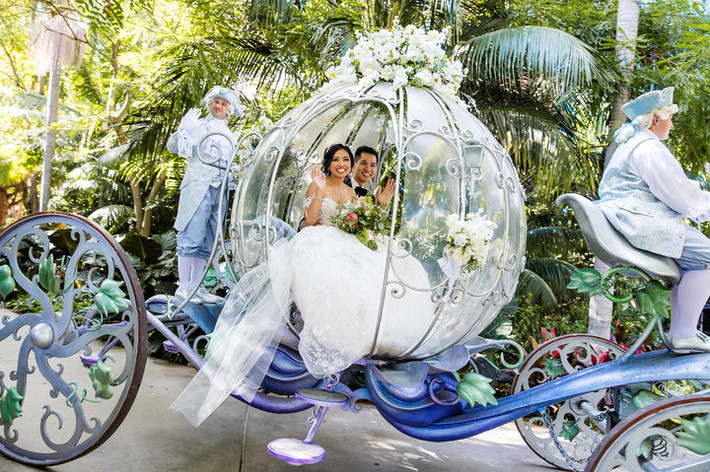 Chú rể Gilbert chủ nhân của bộ ảnh cưới đẹp như cổ tích trên chia sẻ rằng: "Disneyland là nơi tôi và vợ tôi yêu thích từ khi còn nhỏ, nơi chứa đựng cảm giác kỳ diệu về một thế giới cổ tích, các nhân vật hoạt hình, hương vị tuyệt vời của những chiếc bánh churros và xúc xích.".
