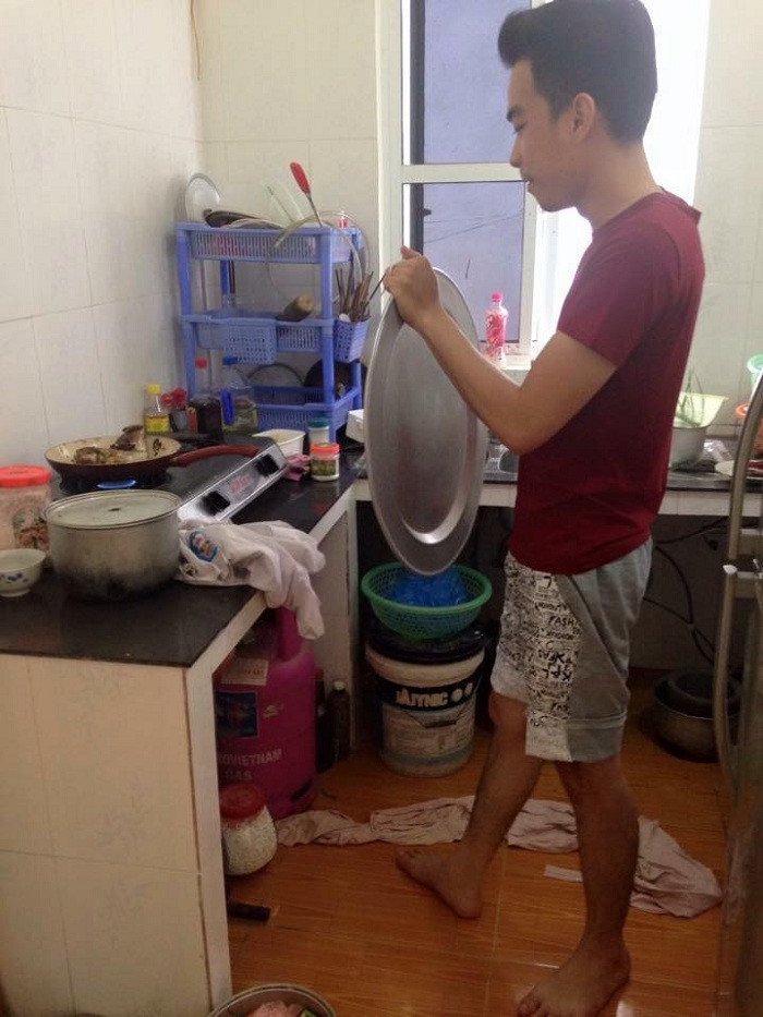 Mâm là thứ được nhiều chàng sử dụng để làm lá chắn khi phải vào bếp làm món liên quan đến rán.