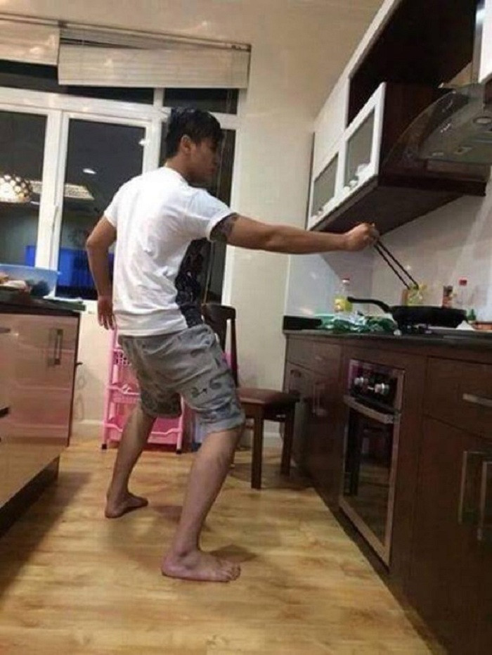 Khoảng cách đủ để né những pha dầu, mỡ bắn bất ngờ. Ảnh: Sưu tầm Facebook.