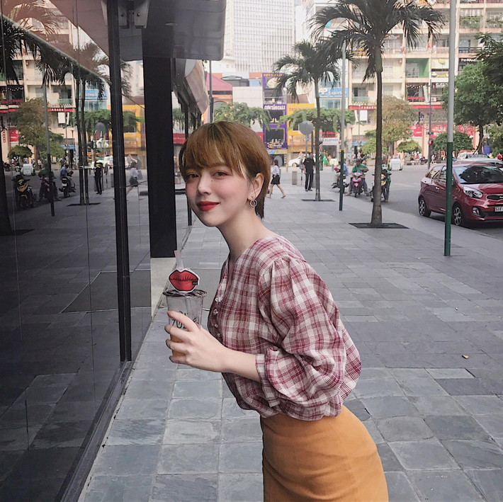 Nữ sinh đầu tiên đưa ĐH Hoa Sen tới top những trường Đại học có nhiều hot girl nhất năm 2017 đó là Võ Châu Thư (sinh năm 1998 tại TP.HCM), sinh viên năm 3 ngành Kinh doanh quốc tế.