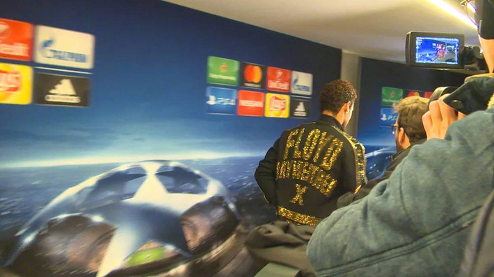 Neymar nổi cáu khi bị hỏi về Real Madrid: Nhiều phóng viên đã liên tục hỏi những câu liên quan tới mối quan hệ giữa Neymar và đội bóng Hoàng gia Tây Ban Nha Real Madrid. Neymar đã hét lên: “Các người thôi đi, không còn gì để hỏi nữa sao?”
