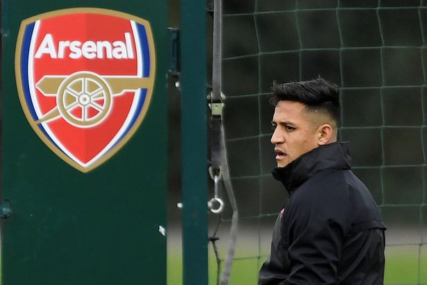 PSG quay lại tranh giành Sanchez với Man City: Kế hoạch chiêu mộ Alexis Sanchez ngay trong tháng 1 tới của Man Xanh có thể sẽ gặp trở ngại gian nan mang tên PSG. Đội bóng nhà giàu nước Pháp cũng đã nhắm tới Sanchez từ khá lâu và họ đang quyết tâm đưa anh về Paris.
