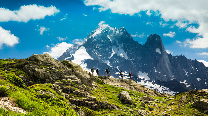 Núi Blanc, Chamonix, Pháp: Là ngọn cao nhất rặng Alps hùng vĩ, núi Blanc cao hơn 4.870 m so với mực nước biển và cũng là đỉnh núi cao nhất châu Âu. Đây cũng là nơi hơn 100 người vĩnh viễn không quay về. Tuy nhiên, con số này cũng dễ hiểu khi mỗi năm có tới 30.000 người đến chinh phục đỉnh núi này. Điều kiện thời tiết, lở tuyết và sự thiếu kinh nghiệm là những nguyên nhân chính dẫn dến những tai nạn chết người. Ảnh: REI.