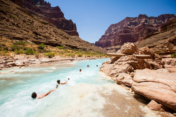 Sông Colorado, Mỹ: Dòng sông dài hơn 2.300 km này đem lại cho du khách cơ hội trải nghiệm những hoạt động mạo hiểm như chèo thuyền vượt thác, bơi lội... Tuy nhiên, điểm du lịch này cũng rất nguy hiểm, nhất là sau những cơn mưa lớn hay khi tuyết tan. Nhiều người đã chết đuối do nước dữ, đôi khi là do thiếu các biện pháp đảm bảo an toàn. Ảnh: OARS.