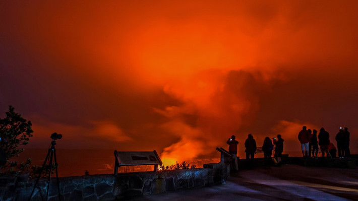 Núi lửa Kilauea và các núi lửa khác, Hawaii, Mỹ: Quần đảo Hawaii có ba núi lửa đang hoạt động, trong đó nguy hiểm nhất là Kilauea ở đảo Lớn. Theo báo cáo của công viên quốc gia núi lửa Hawaii, mỗi thập kỷ có khoảng 40 người thiệt mạng do các tai nạn liên quan đến núi lửa. Trong đó, hỗn hợp khí gas có thể khiến du khách bị hen suyễn hay bệnh tim ngưng thở. Ảnh: Los Angeles Times.