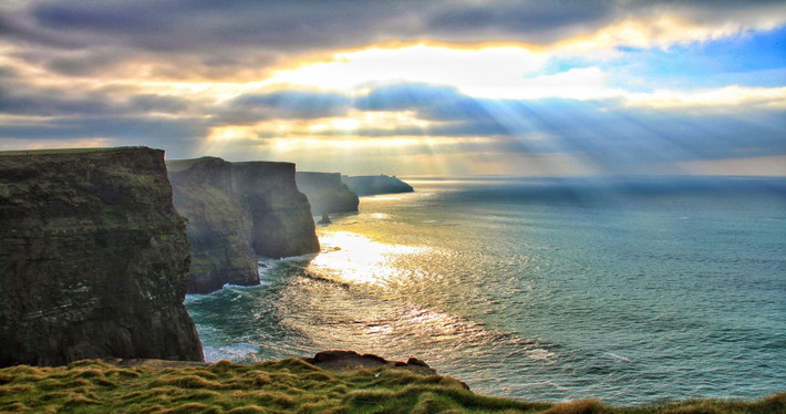 Vách đá Moher, Clare, Ireland: Khung cảnh hùng vĩ giúp vách đá Moher thu hút hơn một triệu du khách mỗi năm. Nhìn ra Đại Tây Dương, địa điểm du lịch này cao hơn 120 m so với mặt biển. Số người chết chính xác ở đây chưa được xác định, nhưng nhiều vụ tai nạn đã được ghi nhận. Chủ yếu du khách gặp nạn do gió mạnh, mưa (khiến đường đi trơn trượt) hay đến quá gần mép đá (không có rào chắn). Ảnh: Wild Rover Tours.