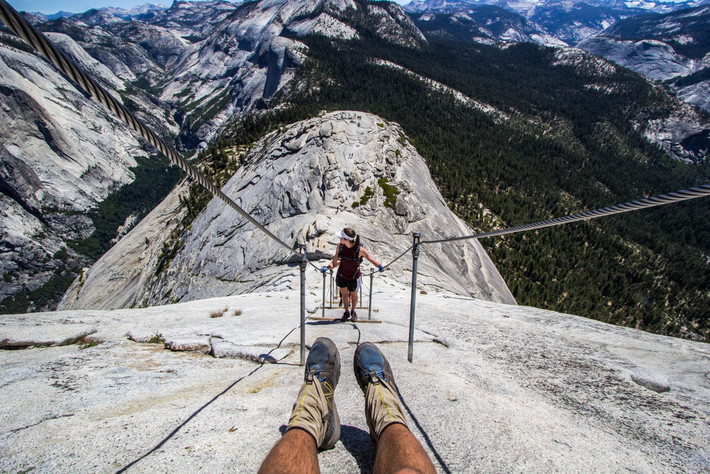 Núi Half Dome, Công viên quốc gia Yosemite, Mỹ: Bạn phải mất một ngày leo để lên được đỉnh Half Dome và phải dùng dây cáp. Hơn 60 người đã thiệt mạng ở đây, phần lớn là do trượt khỏi cáp hay ngã ở đoạn Death Slabs gồm các tảng đá khổng lồ trơn tuột. Một số chết do bị sét đánh, đột quỵ hay nhảy dù thất bại. Ảnh: Halfway Anywhere.