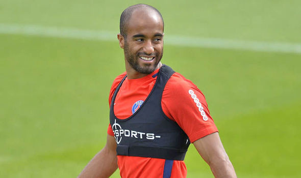 Arsenal tậu Lucas Moura nếu Ozil và Sanchez ra đi: Các quan chức Arsenal đã liên hệ với Lucas Moura phòng trường hợp Ozil hoặc Sanchez rời sân Emirates ngay kỳ chuyển nhượng mùa đông tới đây. Cầu thủ chạy cánh Brazil mùa trước thi gây ấn tượng mạnh với 12 pha lập công và 5 đường kiến tạo cho đồng đội. Tuy nhiên, giờ vị trí của Moura là trên băng ghế dự bị, sau khi PSG chiêu mộ Neymar và Mbappe.