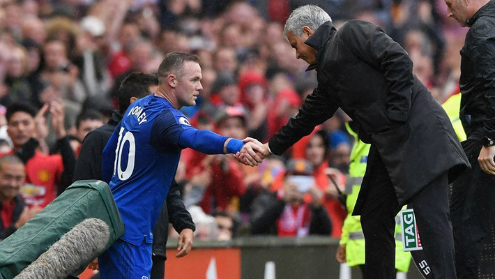 Mourinho tiết lộ Rooney sẽ trở lại M.U: Ngay sau chiến thắng 4-0 của MU trước Everton, HLV Jose Mourinho tiết lộ khả năng một ngày nào đó Wayne Rooney sẽ trở lại sân Old Trafford. Trước khi trận đấu kết thúc, Rooney bị thay khỏi sân và Mourinho đã chạy theo bắt tay anh. Trong cả trận, Wazza cũng luôn được chào đón nồng nhiệt bởi người hâm mộ M.U. Ảnh: Goal