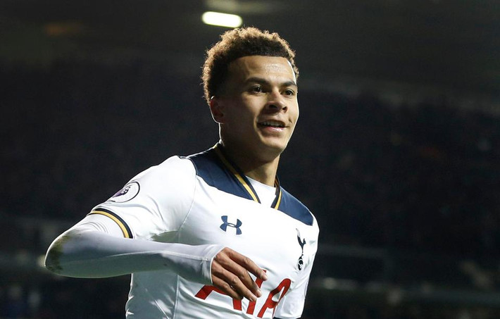 Tottenham trói chân Dele Alli: Tottenham đang có kế hoạch trói chân Dele Alli, được xem là viên ngọc của đội bóng thành London. Những nguồn tin rò rỉ từ nội bộ Tottenham cho biết, Tottenham sẵn sàng nâng lương gấp đôi cho Dele Alli, từ mức 50.000 bảng mỗi tuần hiện nay lên mức 100.000 bảng/tuần. Ảnh: Daily Star