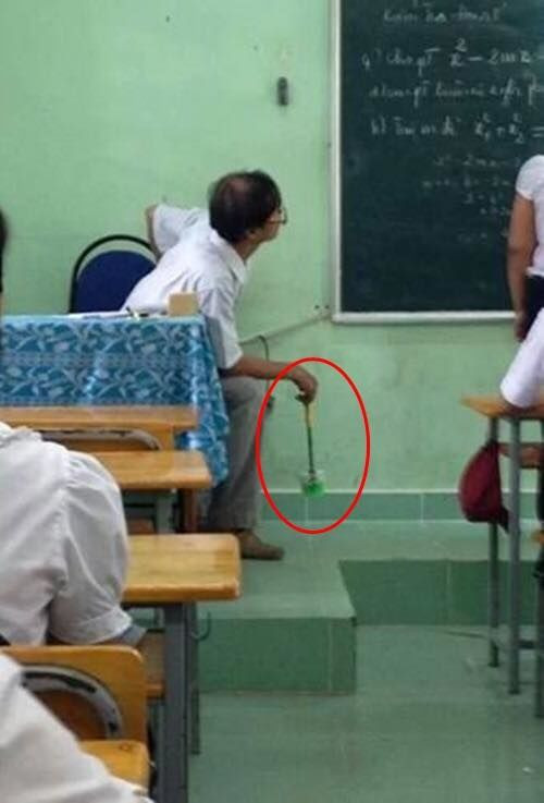 Chẳng hiểu thầy giáo tiện tay cầm được cây cọ bồn cầu ở đâu mang vào lớp làm vũ khí để chống chọi với lũ học sinh cứng đầu.
