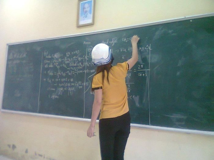 Cộng đồng mạng vui vẻ gọi đó là một món vũ khí bá đạo giúp các thầy cô giáo để trị những đứa học trò nói chuyện riêng hay ngủ gật trong lớp học.