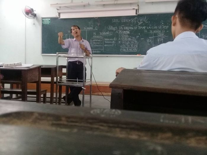 Đứng giảng bài lâu quá, thầy mượn nhờ cái giá sắt của phòng y tế lên đứng giữa lớp.
