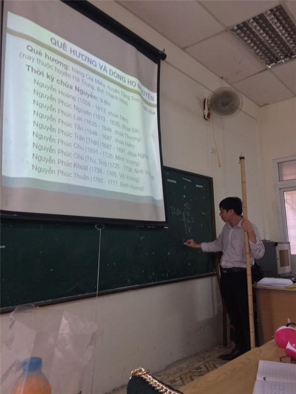 Khi máy chiếu quá cao, còn thầy thì quá thấp thì "thượng phương bảo kiếm" của thầy là cây sào tre.
