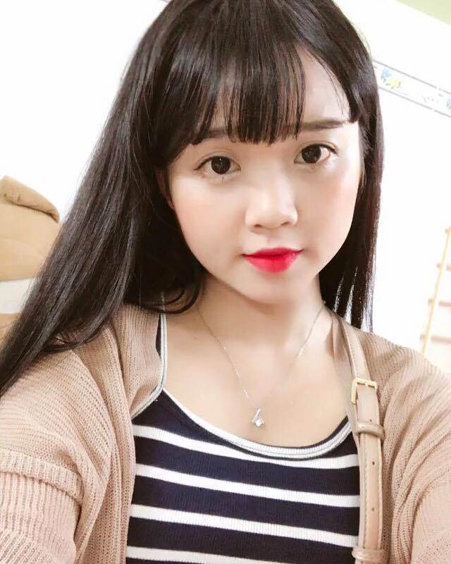 Mang khuôn mặt trẻ con là vậy, Nhưng Ái Vi lại là cô gái rất chững chạc và trưởng thành. Hiện tại, cô đang đi làm và nuôi em trai ăn học, tự lo tiền trọ cho cả 2 chị em.