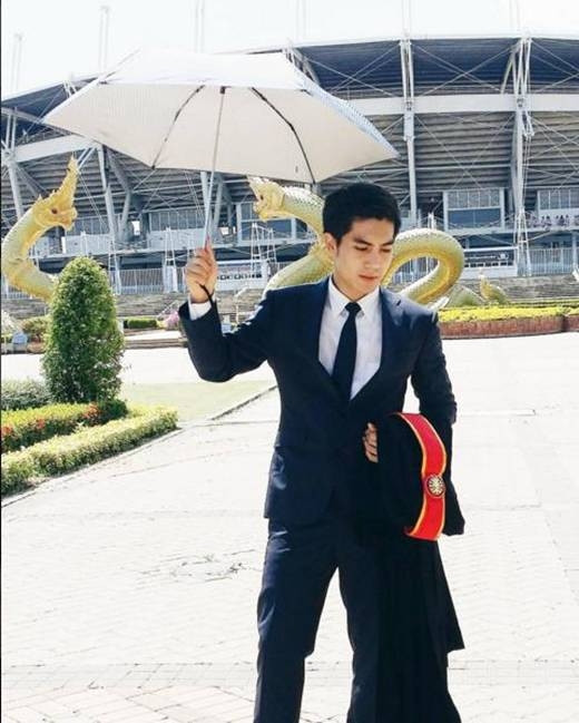 Đặc biệt trên trang cá nhân của mình, anh chàng Bell Pakorn liên tục cho đăng tải những bức hình khoe vẻ nam tính lúc thì ở phòng tập gym, khi thì ở công sở.