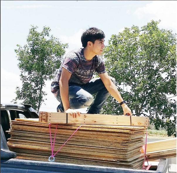 Bức ảnh thi công ngoài công trường dù mệt mỏi nhưng Bell Pakorn vẫn khiến "8 vạn chị em" phải đổ gục vì mình.