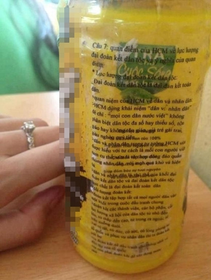 Nhãn chai nước ngọt có phao thi, điều mà các giám thị phải đau đầu suy nghĩ.