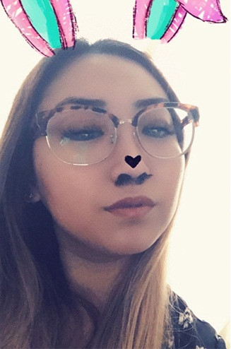 Một beauty blogger xinh đẹp hưởng ứng trào lưu gắn lông mũi. Ảnh sử dụng trong bài: Sưu tầm Instagram.