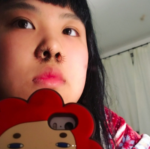 Mới đầu, người xem không hiểu tại sao lông mũi của cô lại có thể mọc lạ đến vậy. Các chuyên gia làm đẹp sau đó ngay lập tức nhận ra cô gái đã sử dụng lông mi giả để gắn vào mũi. Dù vậy, hình ảnh này vẫn nhanh chóng trở thành tâm điểm cho các cuộc thảo luận trên mạng xã hội.