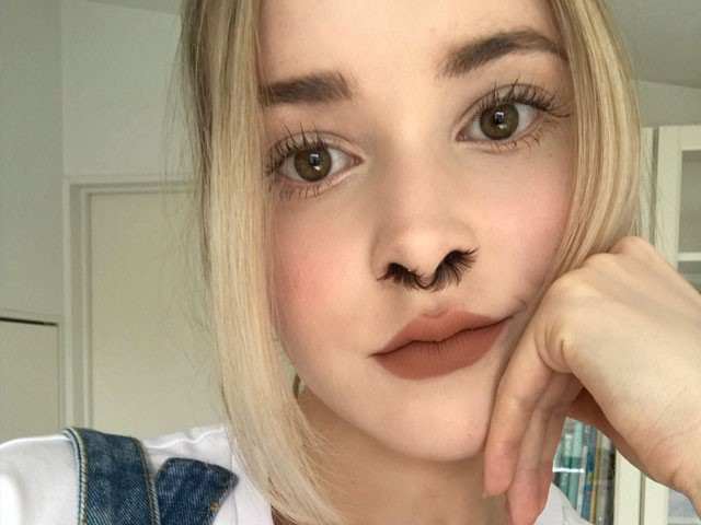 Xu hướng này bắt đầu từ tài khoản Instagram có tên @gret_chen_chen. Không phải beauty blogger xinh đẹp nhưng cô nàng nhanh chóng gây chú ý với bức ảnh selfie lông mũi hướng toàn bộ ra ngoài.