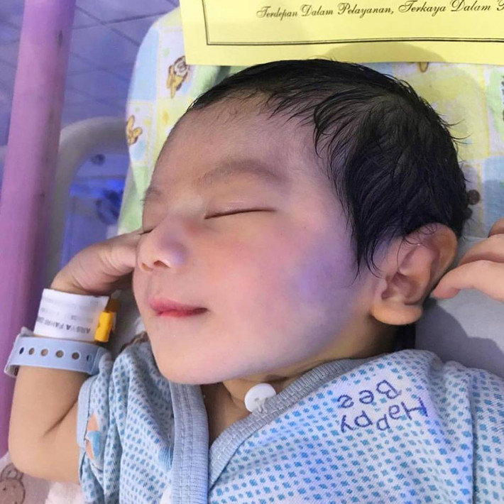 Được biết, bé trai đã chào đời vào khoảng đầu tháng 11 vừa qua. Ngay sau khi người cha Anton chia sẻ những bức ảnh đầu đời của con trai mình lên mạng, bé đã nhận được rất nhiều lời khen ngợi từ cộng đồng mạng.