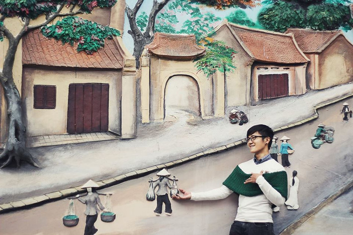 Được biết chàng sinh viên làm thêm để mua được ô tô tặng bố trên có tên Hồ Thành Lộc (sinh năm 1996, tại Nghệ An). Hiện là nam sinh của trường năm 3 ĐH Luật Hà Nội.