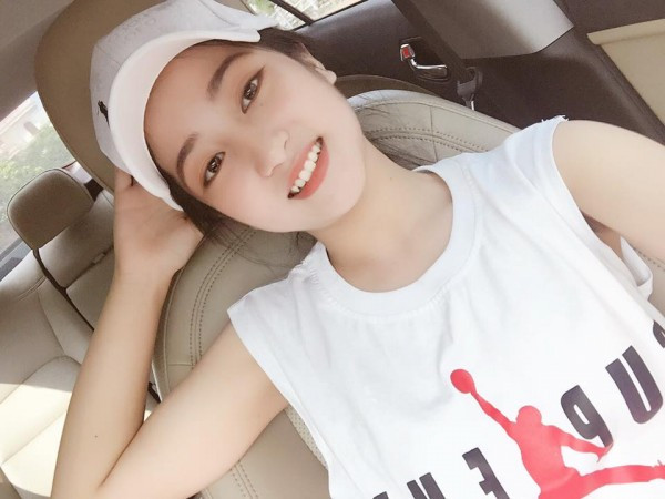 Ngắm nhìn những bức ảnh của Thu Thảo, nhiều người còn bình luận rằng: "Xinh như này ra đường thì không make up Thu Thảo vẫn được chú ý" hay "bản sao của Hà Lade bảo sao không xinh".