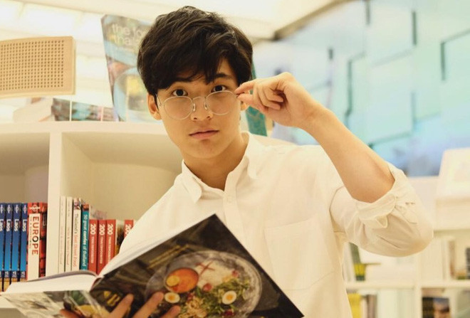 Ponlawit có hơn 60.000 người theo dõi trên Instagram, cậu bạn này có rất nhiều ảnh chụp với áo sơ mi trắng và khoe vẻ đẹp trai rạng ngời ở góc nghiêng.