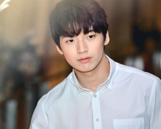 Sở hữu gương mặt đẹp với sống mũi thẳng, xương quai hàm đầy gợi cảm làm người xem bị "đứng hình" trong vài giây và gương mặt thư sinh khiến nhiều người đứng hình trước nam thần 9X này.