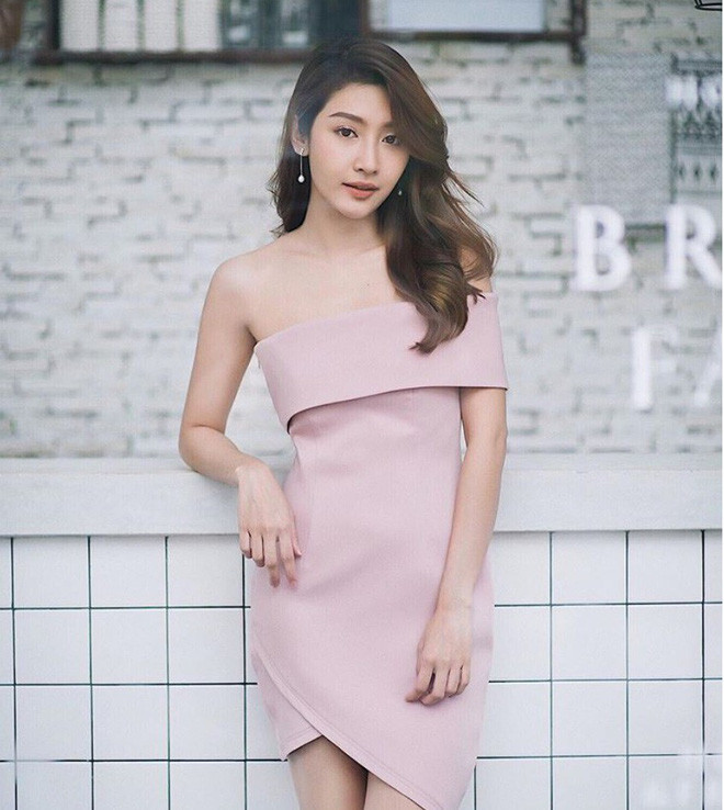 Lalita Paisarn là một người mẫu ảnh được khá nhiều bạn trẻ tại Thái Lan yêu thích. Hiện tại, Instagram của cô nàng có hơn 134.000 người theo dõi. Theo nhiều dân mạng Việt nhận xét, nếu ngắm kĩ hot girl Thái Lan này có rất nhiều điểm giống với Quỳnh Anh Shyn.
