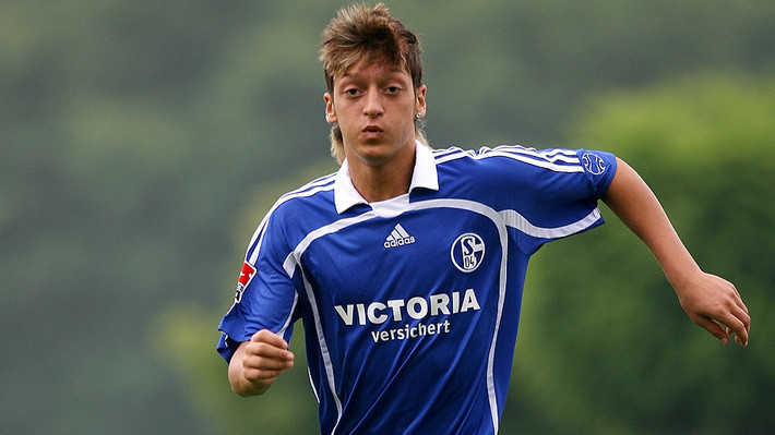 Ozil tính trở lại Schalke: Chia sẻ trước báo giới, tiền vệ Mesut Ozil cho biết anh hoàn toàn có khả năng sẽ trở lại Schalke thi đấu trong tương lai. Trước khi trở thành tên tuổi lớn của bóng đá Đức, Ozil từng có 2 năm khoác áo Schalke.