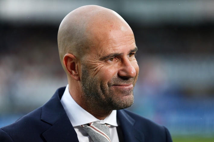 Dortmund có "thầy" mời: Không lâu sau khi tuyên bố chia tay Thomas Tuchel, Dortmund đã tìm được HLV mới. Theo đó người được chọn là HLV 53 tuổi, Peter Bosz. Trên trang chủ CLB, Dortmund cho biết Peter Bosz sẽ dẫn dắt đội bóng theo bản hợp đồng có thời hạn 2 năm. Bằng đúng với số năm hợp đồng mà HLV Tuchel từng ký kết. Ảnh: Don Balon