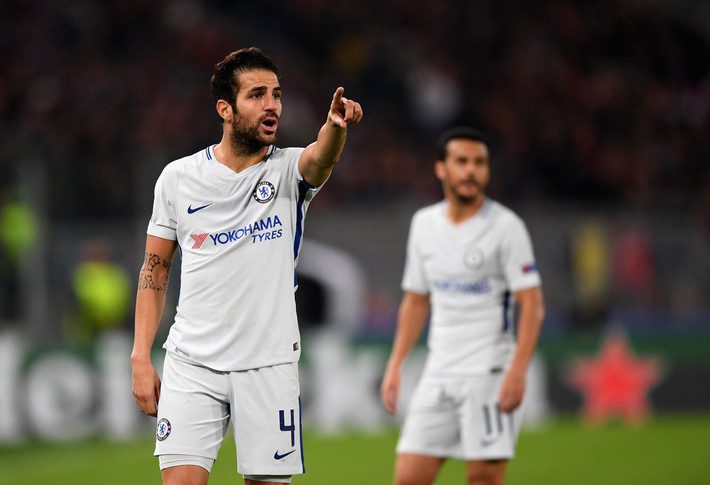 Fabregas “bật đèn xanh” cho Chelsea: Phát biểu với tờ Evening Standard, Fabregas chia sẻ: “Tôi muốn gia hạn hợp đồng? Đúng, bởi vì đó là câu lạc bộ luôn đối xử tốt với tôi. Đây là một động thái tốt lành cho Chelsea sau khi có tin Jose Mourinho nhăm nhe lôi kéo học trò cũ Fabregas đến M.U. Ảnh: Evening Standard
