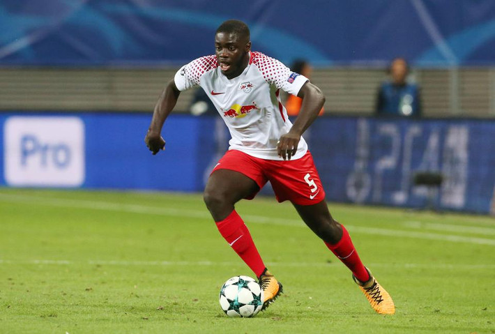 Barca cũng tranh hậu vệ “100 triệu euro”. Sau Arsenal và M.U, đến lượt Barcelona gia nhập cuộc đua giành Dayot Upamecano, trung vệ có điều khoản giải phóng hợp đồng với Leipzig trị giá 100 triệu euro. Cầu thủ 19 tuổi này đã trở thành một trong những mục tiêu được thu hút nhất châu Âu thời gian gần đây. Ngoài hai CLB Premier League, AC Milan cũng liên hệ để hy vọng giành Upamecano trong tháng Giêng tới.