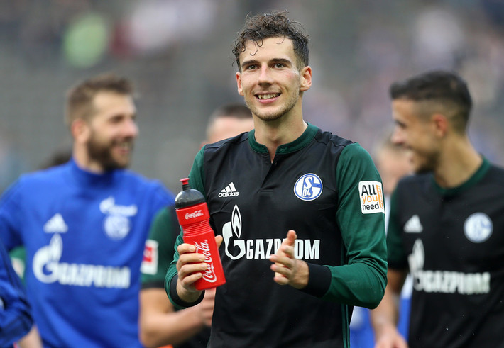 Liverpool nhắm sao tuyển Đức thay cho Can. Theo Mirror, Liverpool muốn có tiền vệ Leon Goretzka để thay thế cho Emre Can sắp ra đi. Emre Can gần như sẽ rời Liverpool sau thỏa thuận gia hạn hợp đồng thất bại, trong khi The Kop sẵn sàng đầu tư cho Goretzka khi Schalke muốn bán cầu thủ 22 tuổi này vào tháng Giêng trước khi hợp đồng hết hạn vào mùa Hè tới. Ảnh: Mirror