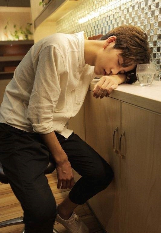 Theo nhiều người nhận xét, anh thợ làm tóc có ngoại hình điển trai và giống với các diễn viên Nhật Bản.