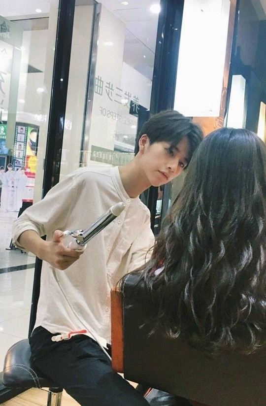 Thời gian qua, rất nhiều trai xinh, gái đẹp bất ngờ nổi tiếng trong cộng đồng mạng nhờ những bức ảnh chụp lén và mới đây nhất đó là trường hợp của một anh chàng thợ cắt tóc đến từ Trung Quốc. Ảnh trong bài: Weibo nhân vật.