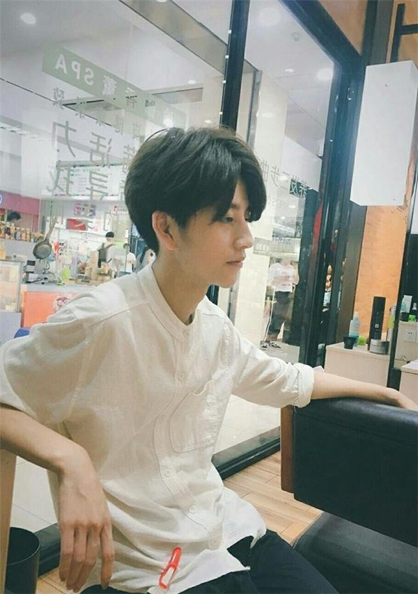 Phi Hùng cũng cho biết nhiều khách hàng từ nơi xa cũng đến và chỉ định anh làm tóc. Trên trang cá nhân, anh chàng 9X này cũng bày tỏ sự bất ngờ và biết ơn trước tình cảm của nhiều người.