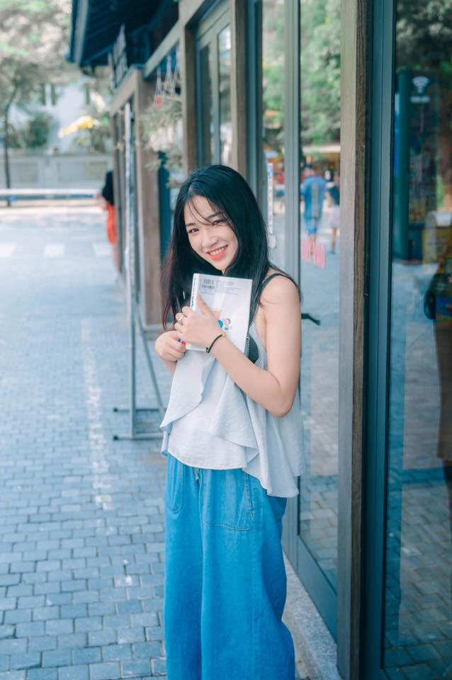Diện chiếc quần jean màu xanh cách tân với ống rộng, chiếc áo hai dây bèo, cùng gương mặt xinh đẹp và thần thái diễn xuất tốt, Tiêu Ngọc hiện lên cực nữ tính nhưng không kém phần cá tính và thời trang.