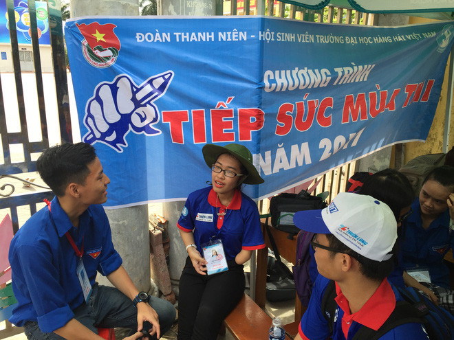 Mới đây, trên mạng xã hội bức ảnh về một nữ tình nguyện viên khuyết tật trong màu áo xanh tình nguyện đứng phân luồng giao thông giữa trời nắng chói chang đã động đến trái tim của hàng triệu dân mạng Việt.