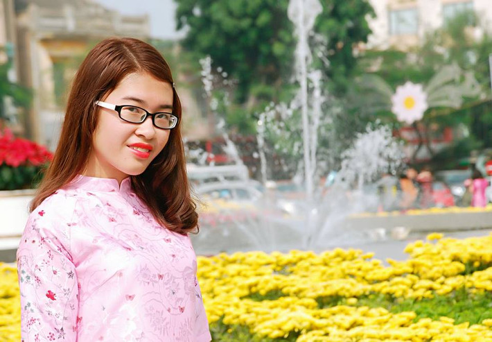 Được biết Hồng Mai là sinh viên năm 2 ngành Tài chính kế toán của trường ĐH Hàng Hải Việt Nam. Trong đợt tuyển sinh năm nay, Cô sinh viên tình nguyện này và các bạn trong nhóm tình nguyện của mình "đóng" tại điểm thi trường THPT Trần Nguyên Hãn (TP.Hải Phòng) để hỗ trợ các thí sinh và điều phối làn đường, giảm tình trạng tắc nghẽn giao thông trước điểm thi.