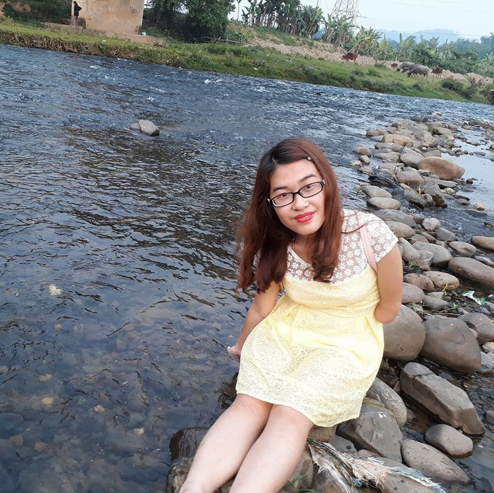 Dáng người tuy nhỏ thó những khi làm nhiệm vụ, Hồng Mai khá năng nổ và nhiều người ghi nhận sự nhiệt tình và nỗ lực của cô gái trẻ. Không giống như các bạn, mọi việc lớn nhỏ của cô sinh viên trường ĐH Hàng hải Việt nam đều làm đôi bàn tay phải. Khuyết tật bẩm sinh đã cướp đi của Mai bàn tay trái và khiến cô bạn đối diện với nhiều khó khăn trong sinh hoạt lẫn cuộc sống.