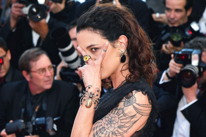 Nữ diễn viên cá tính người Italy Asia Argento ra vẻ bí ẩn với trò peekaboo khi lấy tay che mặt, chỉ để lộ ra một bên mắt. Cô là một trong những nhan sắc nổi bật nhất của điện ảnh Italy trong vài năm trở lại đây.