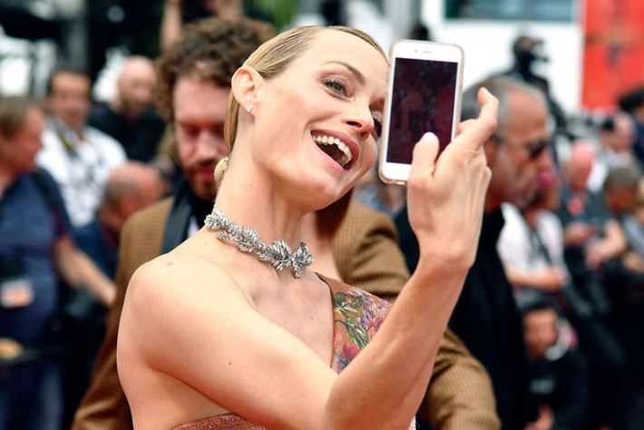 Thay vì dùng camera trước, ngôi sao phim Transformers - Amber Valletta hài hước quay ngược điện thoại lại và sử dụng camera sau trông rất ngộ nghĩnh.