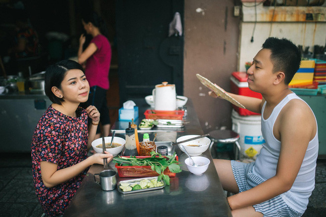 Chủ đề về ảnh cưới luôn là điều được các cặp đôi đặc biệt quan tâm. Nhiều người lại thích những bối cảnh cầu kì nhưng lại có rất nhiều người lại thích sự đơn giản, chân thực và gắn liền với cuộc sống của họ hàng ngày, ví dụ như cặp đôi hiện đang sinh sống tại Sài Gòn mới đây đã tiện thể đi ăn sáng xong thực hiện luôn những khoảnh khắc đáng nhớ đời mình.
