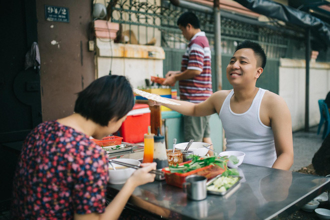 Bộ ảnh cưới lấy bối cảnh từ bữa ăn sáng được cộng đồng mạng chú ý mới đây là của cặp đôi Trần Thị Hồng Ngọc, sinh năm 1991 ở TP HCM và Nguyễn Tuấn Anh, sinh năm 1987 tại Hà Nội. Hiện tại, Hồng Ngọc và Tuấn Anh đều đang là nhân viên văn phòng tại TP HCM.